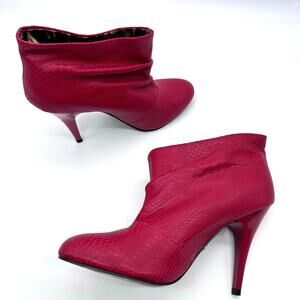 BETSEY JOHNSON GLLAAM WOMEN SIZE 8M RED LEATHER ANKLE BOOTIE HEELS SNAKE PRINT